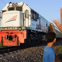 ngabuburit-diantara-rel-paku-dan-kereta-api