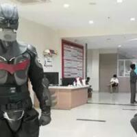 bikin-ceria-pasien-covid-19-dokter-di-bogor-pakai-baju-hazmat-superhero