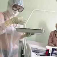 viral-perawat-ini-menggunakan-bikini-dan-pakaian-dalam-saat-urus-pasien-corona