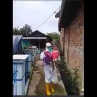 viral-bocah-2-tahun-positif-corona-dijemput-petugas-medis-bikin-hati-terenyuh