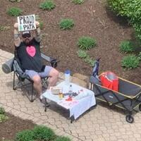 so-sweet-pria-setia-temani-istri-hamil-yang-dirawat-di-rs-dari-luar-jendela