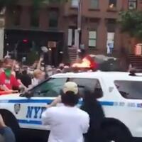 2-mobil-polisi-di-new-york-tabrak-para-demonstran-pembunuhan-floyd