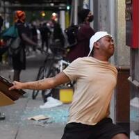 foto-demonstran-bertato-peta-indonesia-di-philadelphia-viral-dipakai-media-asing