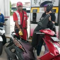 protokol-new-normal-pengendara-turun-dari-motor-saat-isi-bensin
