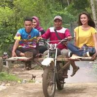 susahnya-sekolah-di-desa-ojek-palang-menjadi-primadona-di-tasikmalaya