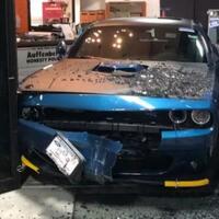 maling-apes-nyuri-mobil-tapi-malah-nyangkut-di-kusen-pintu