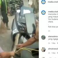 merinding-viral-video-ular-piton-sembunyi-di-motor-digelitik-ogah-keluar