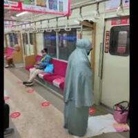 heboh-perempuan-salat-di-gerbong-krl-warganet-malah-ributkan-hal-ini