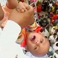 tradisi--baby-throwing--di-india-ini-auto-bikin-jantungan