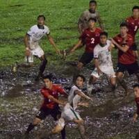 hal-unik-ini-ada-pada-sepak-bola-salah-satunya-swamp-soccer