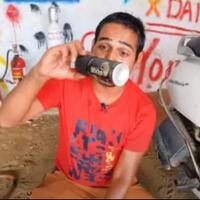 aneh-bin-ajaib-pria-ini-nyalakan-mesin-skutik-dengan-parfum