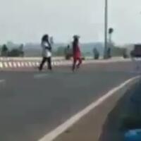 tak-kapok-emak-emak-kembali-diamankan-setelah-berjoget-di-tol-sentono-pekalongan