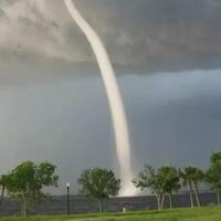 video-detik-detik-angin-topan-tornado-bisa-dikalahkan-dengan-tangan-kosong-petani