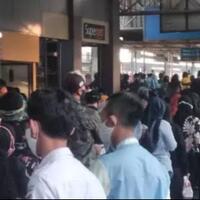 ganjil-genap-jakarta-diterapkan-warga-ramai-ramai-naik-angkutan-umum