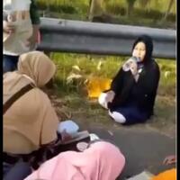sungguh-unik-kelakuan-warga-indonesia-piknik-di-jalan-tol