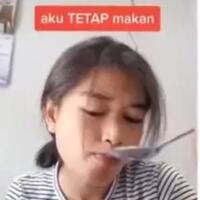 tulis-biarpun-babi-haram-aku-tetap-makan-aksi-gadis-ini-picu-perdebatan