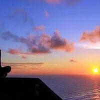 perempuan-yang-menyapa-dengan-canda-dan-tawa-begitu-ada-dan-terasa