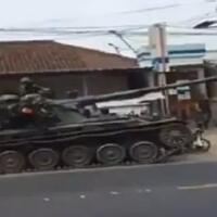 tank-tni-ngedrift-malah-tabrak-gerobak-dan-motor-di-bandung