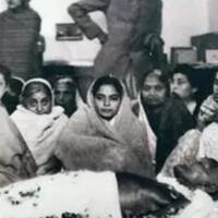 foto-foto-pemakaman-mahatma-gandhi-setelah-penembakanya-di-delhi