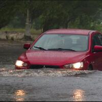 tips-aman-menerjang-banjir-menggunakan-mobil