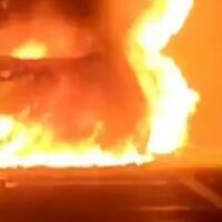 mesin-terlalu-panas-minibus-wuling-terbakar-hebat-di-tol-gempan