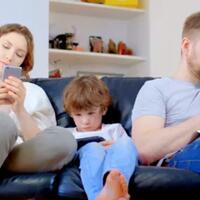 bahaya-jangan-pernah-gunakan-gadget-saat-sedang-berinteraksi-dengan-anakmu-gansis