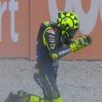 untuk-ketiga-kalinya-rossi-jatuh-musim-ini-kali-ini-karena-suhu-ban