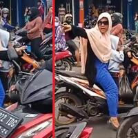 emak-emak-lawan-arah-ditegur-malah-galak