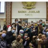 beredar-foto-anggota-dpr-tak-jaga-jarak-usai-sidang-ruu-cipta-kerja