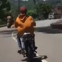 gak-ada-akhlak-ugal-ugalan-di-jalanan-pemuda-ini-jatuh-dan-hampir-terlindas-mobil