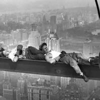 bikin-ngilu-potret-historis-para-pekerja-bangunan-di-masa-lalu-gak-ada-takutnya