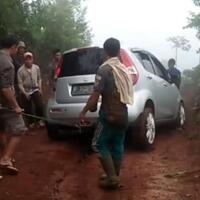 gara--gara-google-maps-pengendara-mobil-ini-terjebak-di-hutan-selama-10-jam