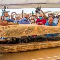 heboh--video-peti-mati--mumi-kuno--berusia-2500-tahun-dibuka-didepan-para-turis