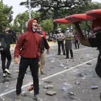 polisi-pukul-jurnalis-cnnindonesiacom-liput-demo-omnibus-law