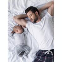 moms-jangan-biarkan-bayi-tidur-dengan-ayahnya-ya-hati-hati