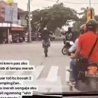 emak-emak-terobos-lampu-merah-hajar-2-bikers-lagi-wheelie-siapa-yang-salah