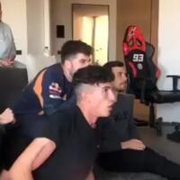 kocak-gak-ikut-balapan-marc-marquez-malah-teriak-teriak-didepan-tv