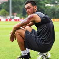 4-hal-yang-bisa-jadi-alasan-di-balik-pembekuan-mesut-ozil-oleh-mikel-arteta