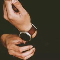 memakai-jam-tangan-sebaiknya-di-sebelah-kanan-atau-kiri