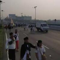 massa-habib-rizieq-jalan-kaki-ke-bandara-soetta-begini-suasananya