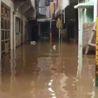 air-kali-ciliwung-meluap-permukiman-di-kebon-pala-terendam-banjir
