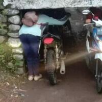 udah-jelas-terowongan-sempit-pemotor-ini-masih-aja-maksa-buat-lewat