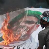 demonstran-bakar-baliho-habib-rizieq-di-bandung
