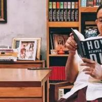 duduk-santai-sambil-baca-buku-bagaimana-demokrasi-mati-anies-menyindir-siapa-nih