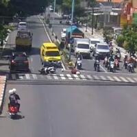 ambulans-lawan-arah-bawa-pasien-malah-menabrak-motor-polisi-siapa-yang-salah