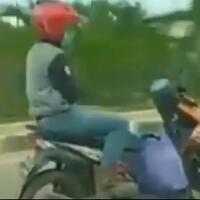 bukan-sulap-bukan-sihir-pengendara-motor-ini-mengemudikan-kendaraan-tanpa-menyetir