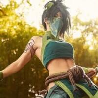 hijau-bikin-seger-cosplayer-cantik-italia-berdandan-ala-akali-dari-league-of-legends