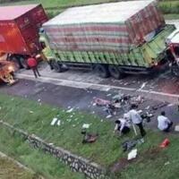 ingat-jangan-pernah-berkendara-di-belakang-bus-dan-truk-besar-ya-gan