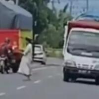 viral-video-seorang-pria-bergamis-salat-di-tengah-jalan-raya