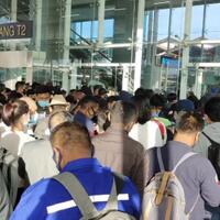 kacau-netizen-heboh-kerumunan-di-bandara-soetta-kok-bisa